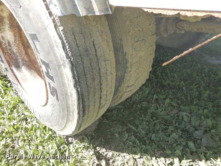 image for item DF6677 1998 Ford F700  utility truck