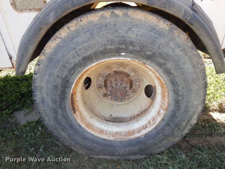 image for item DF6677 1998 Ford F700  utility truck