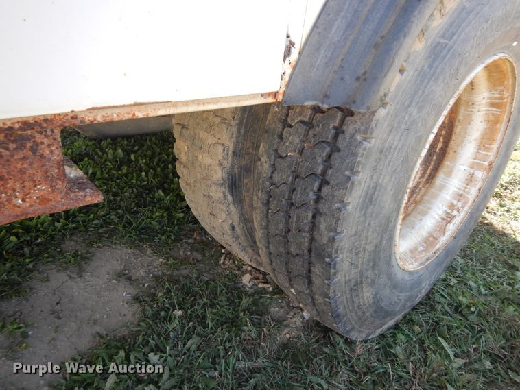 image for item DF6677 1998 Ford F700  utility truck