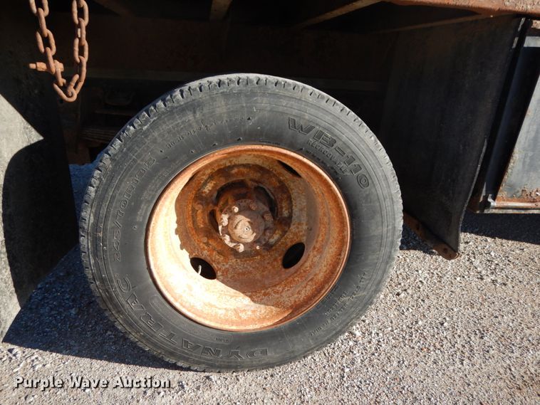 image for item DH6702 1995 Ford F800  dump flatbed truck