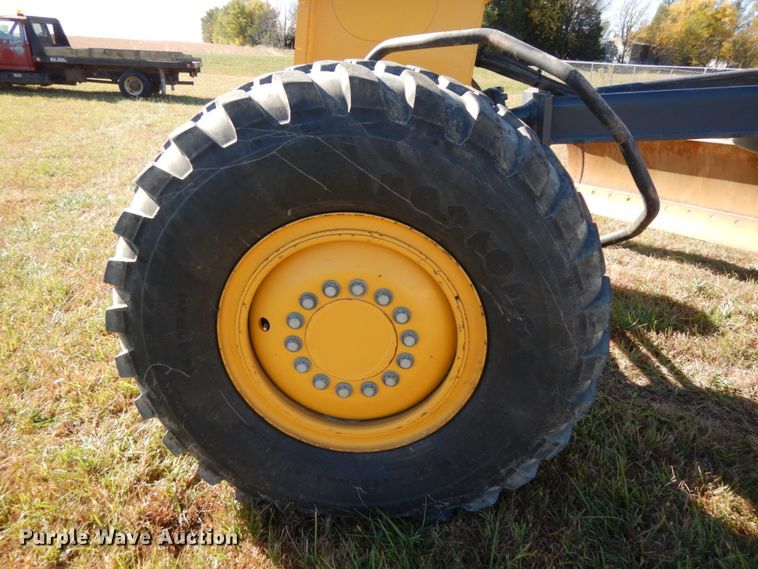 image for item DH6704 2014 John Deere 772G  motor grader