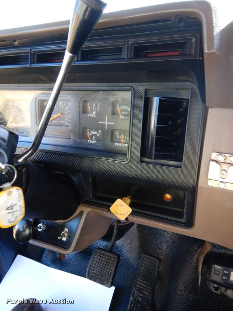 image for item DH6705 1995 Ford F800  dump flatbed truck