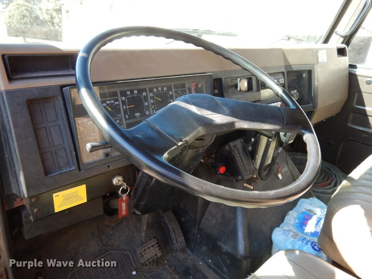 image for item DH6717 1992 International 4900  pumper fire truck