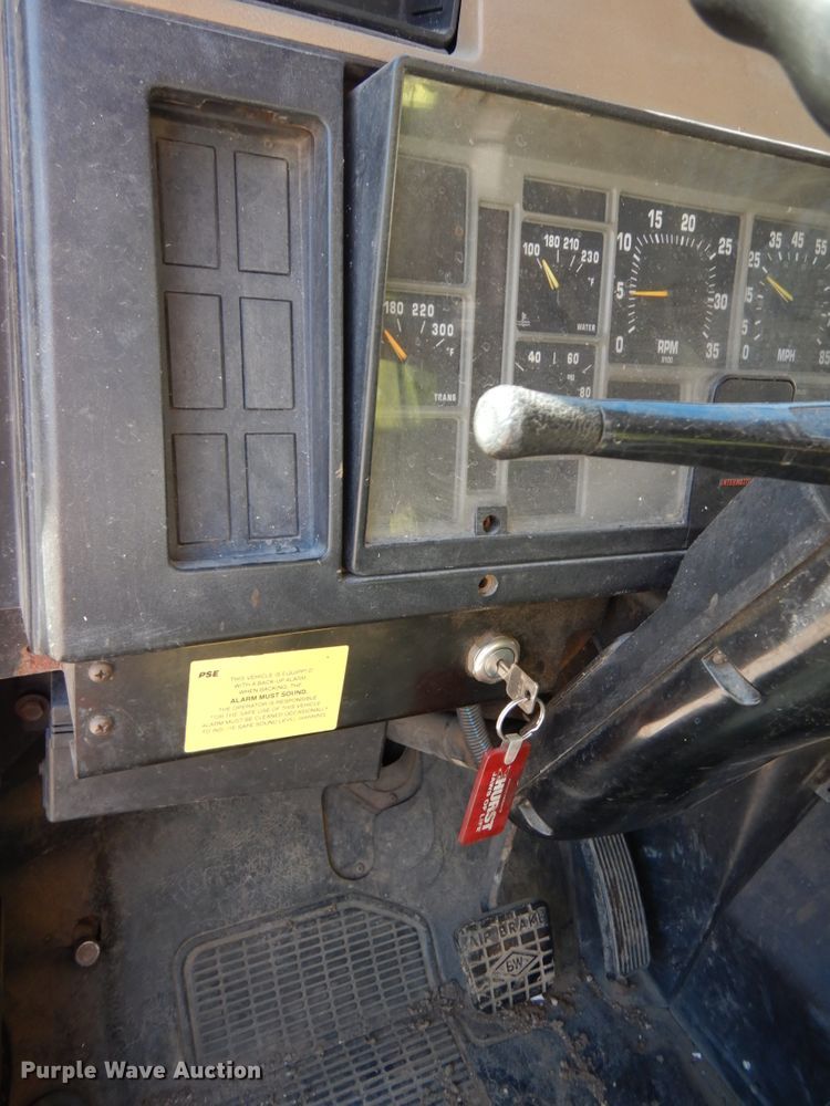 image for item DH6717 1992 International 4900  pumper fire truck