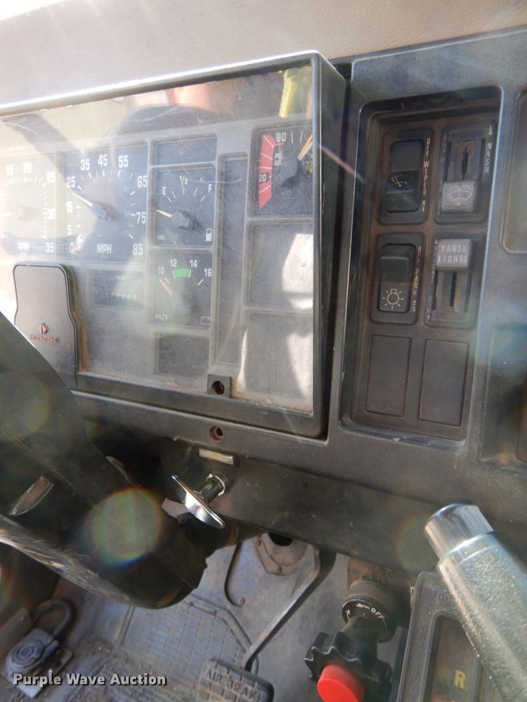 image for item DH6717 1992 International 4900  pumper fire truck