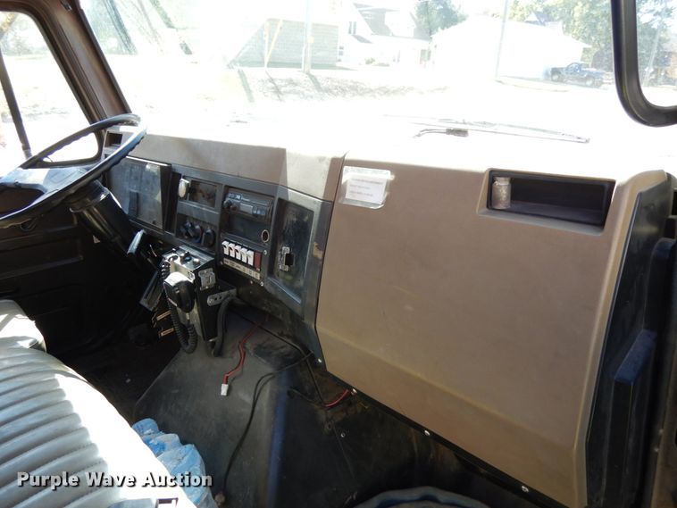 image for item DH6717 1992 International 4900  pumper fire truck