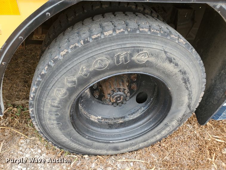 image for item DI5011 1997 Ford B800  school bus