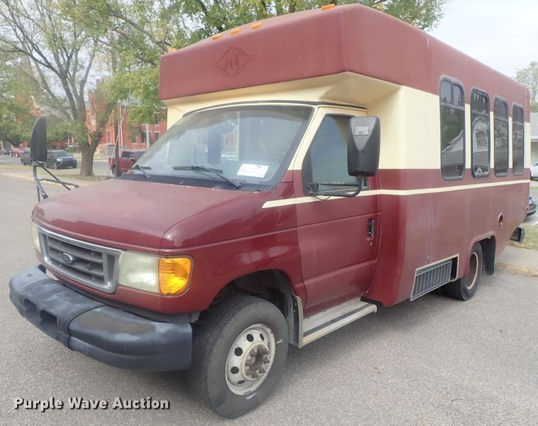 image for item DI7267 2003 Ford E350 Super Duty  shuttle bus