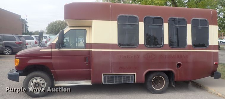 image for item DI7267 2003 Ford E350 Super Duty  shuttle bus