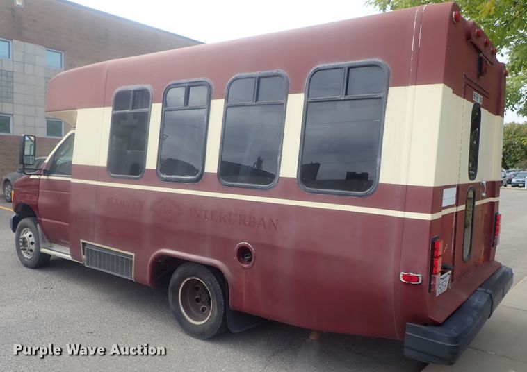 image for item DI7267 2003 Ford E350 Super Duty  shuttle bus
