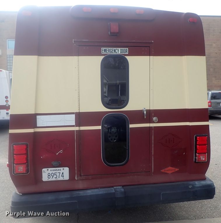 image for item DI7267 2003 Ford E350 Super Duty  shuttle bus