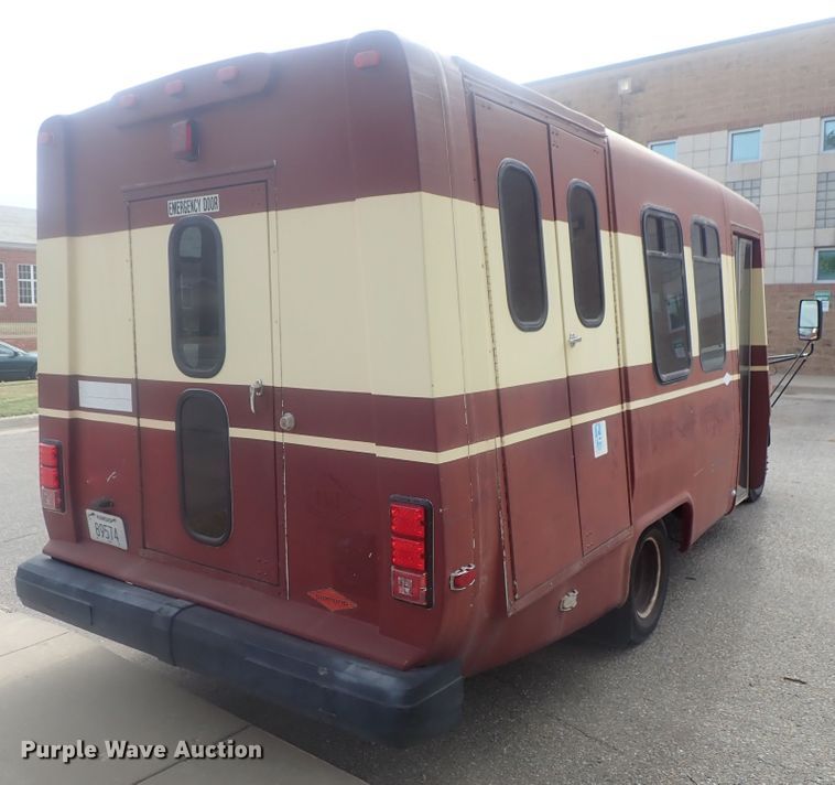 image for item DI7267 2003 Ford E350 Super Duty  shuttle bus