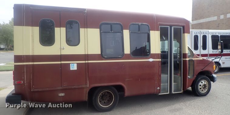 image for item DI7267 2003 Ford E350 Super Duty  shuttle bus