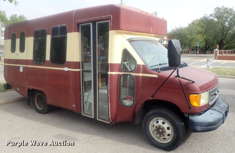 image for item DI7267 2003 Ford E350 Super Duty  shuttle bus