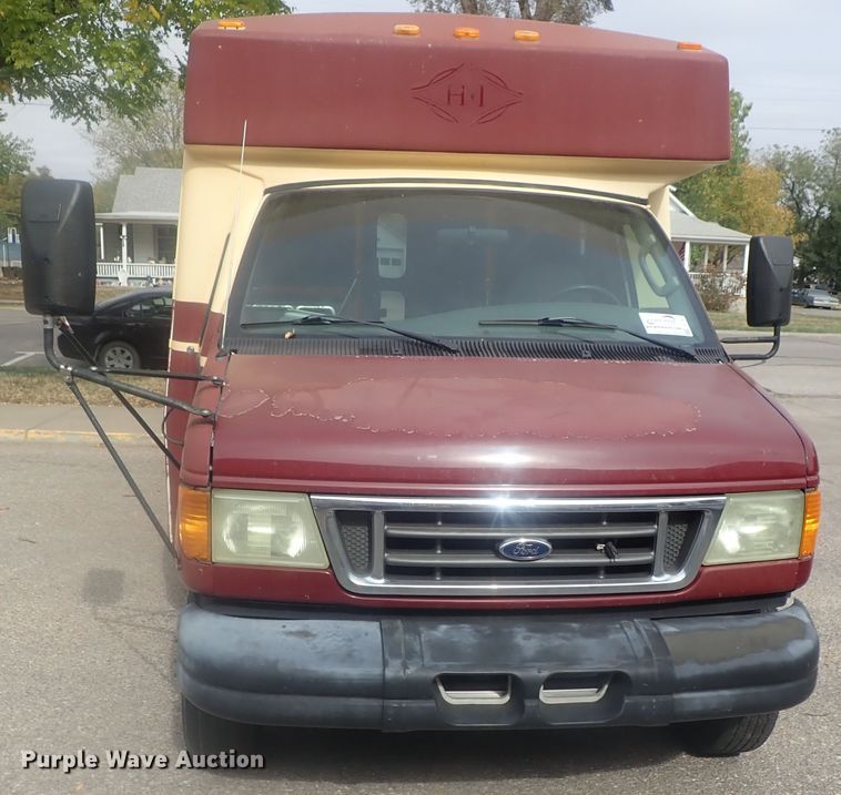 image for item DI7267 2003 Ford E350 Super Duty  shuttle bus