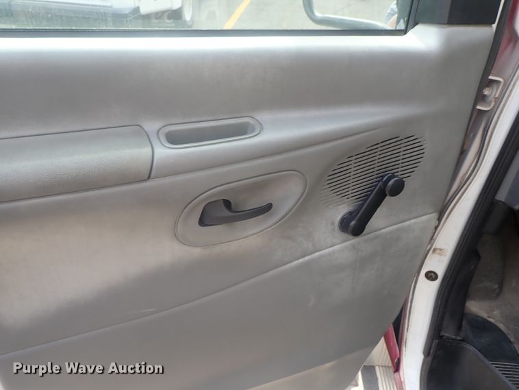 image for item DI7267 2003 Ford E350 Super Duty  shuttle bus