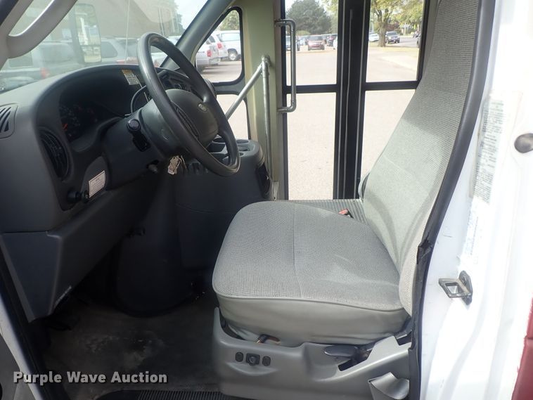 image for item DI7267 2003 Ford E350 Super Duty  shuttle bus