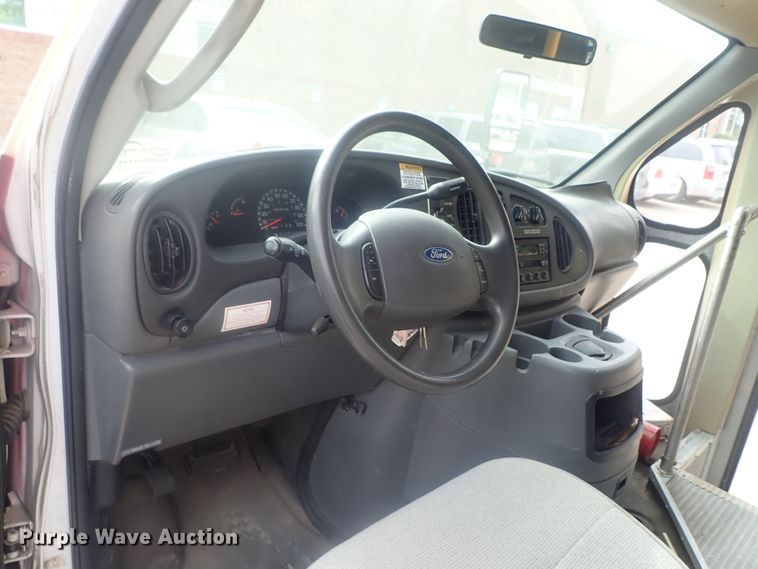 image for item DI7267 2003 Ford E350 Super Duty  shuttle bus