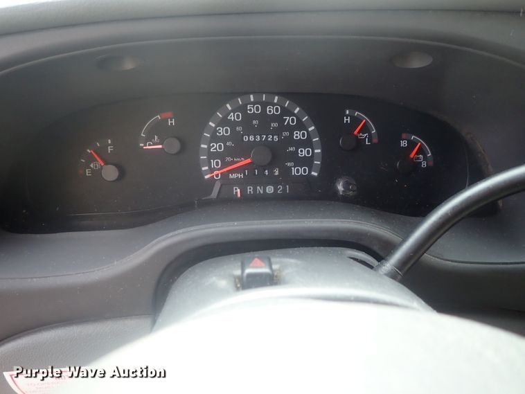 image for item DI7267 2003 Ford E350 Super Duty  shuttle bus