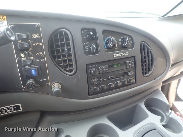 image for item DI7267 2003 Ford E350 Super Duty  shuttle bus