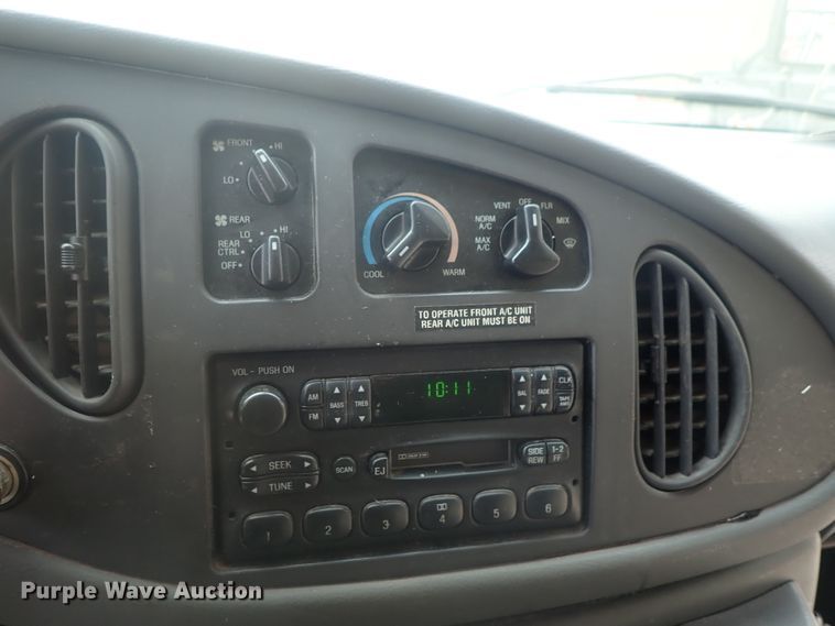 image for item DI7267 2003 Ford E350 Super Duty  shuttle bus