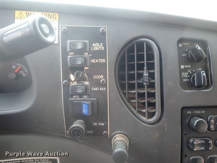 image for item DI7267 2003 Ford E350 Super Duty  shuttle bus