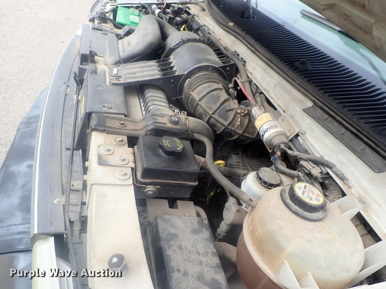 image for item DI7267 2003 Ford E350 Super Duty  shuttle bus