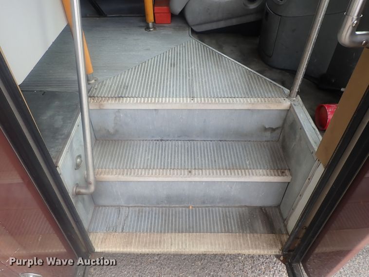 image for item DI7267 2003 Ford E350 Super Duty  shuttle bus