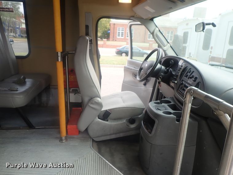 image for item DI7267 2003 Ford E350 Super Duty  shuttle bus