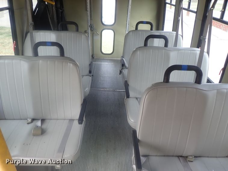 image for item DI7267 2003 Ford E350 Super Duty  shuttle bus