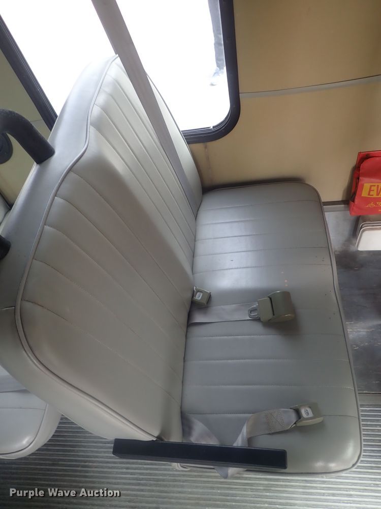 image for item DI7267 2003 Ford E350 Super Duty  shuttle bus