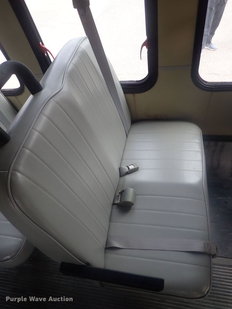 image for item DI7267 2003 Ford E350 Super Duty  shuttle bus