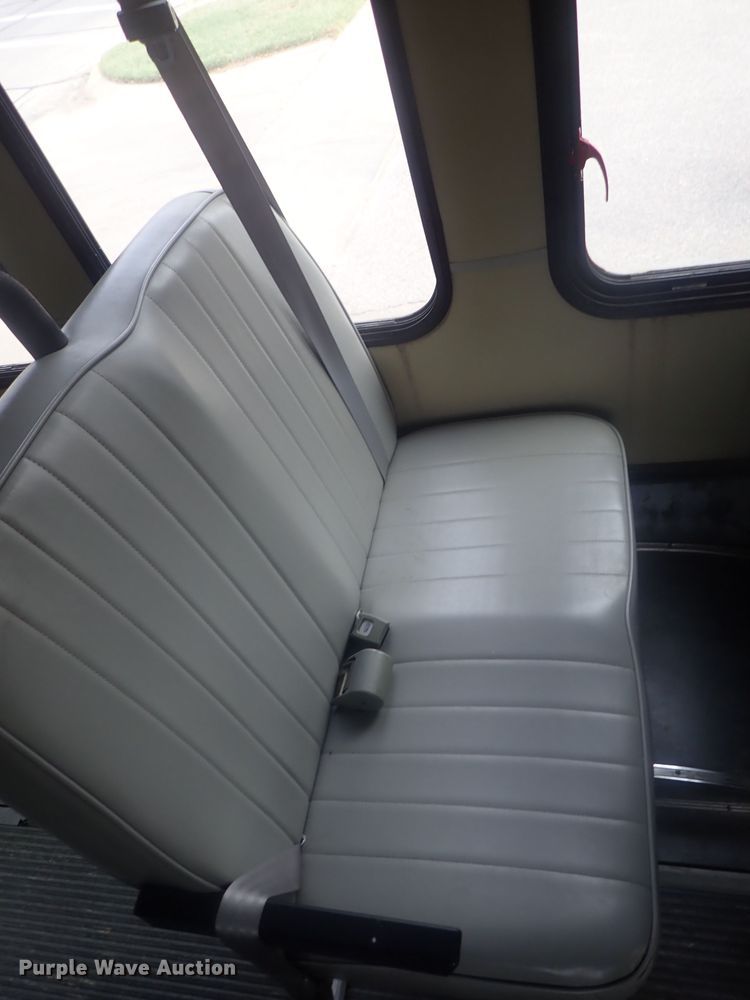 image for item DI7267 2003 Ford E350 Super Duty  shuttle bus