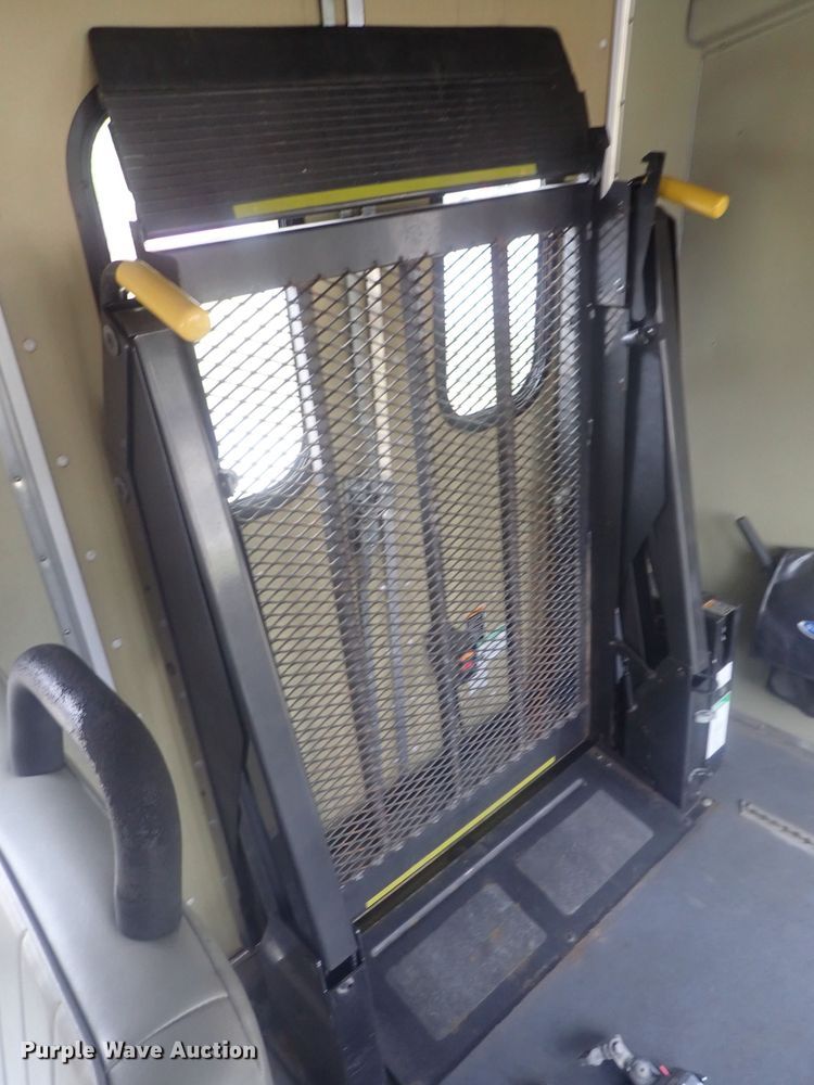 image for item DI7267 2003 Ford E350 Super Duty  shuttle bus