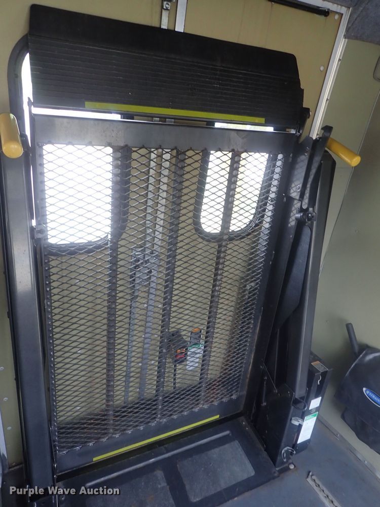 image for item DI7267 2003 Ford E350 Super Duty  shuttle bus