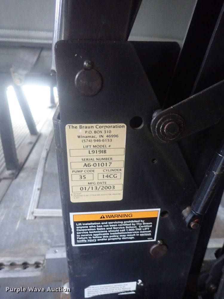 image for item DI7267 2003 Ford E350 Super Duty  shuttle bus