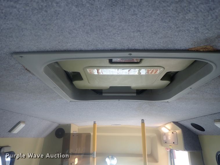 image for item DI7267 2003 Ford E350 Super Duty  shuttle bus