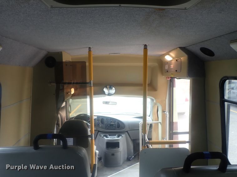 image for item DI7267 2003 Ford E350 Super Duty  shuttle bus