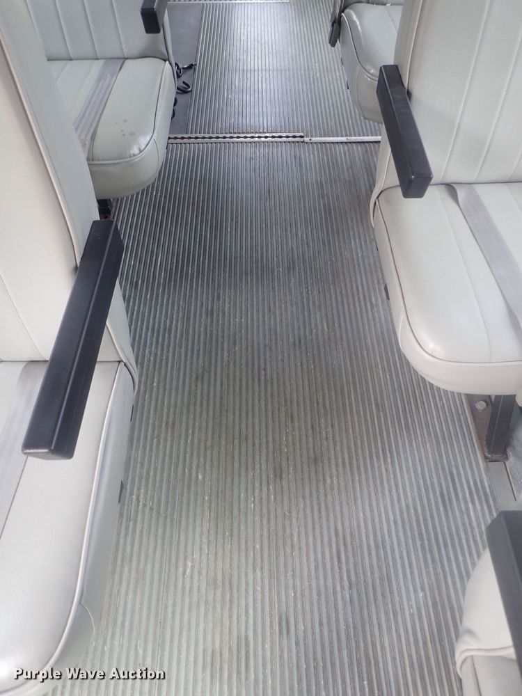 image for item DI7267 2003 Ford E350 Super Duty  shuttle bus