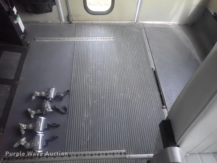 image for item DI7267 2003 Ford E350 Super Duty  shuttle bus