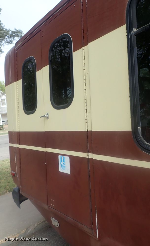 image for item DI7267 2003 Ford E350 Super Duty  shuttle bus