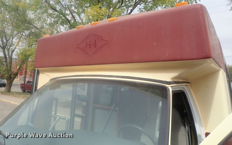 image for item DI7267 2003 Ford E350 Super Duty  shuttle bus