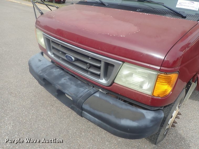 image for item DI7267 2003 Ford E350 Super Duty  shuttle bus