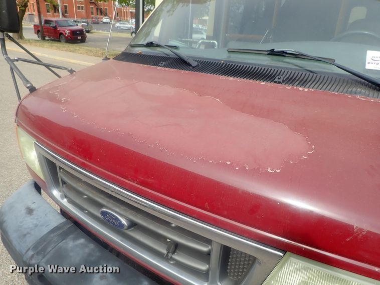 image for item DI7267 2003 Ford E350 Super Duty  shuttle bus