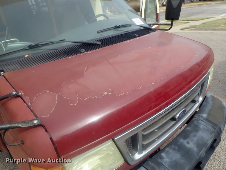 image for item DI7267 2003 Ford E350 Super Duty  shuttle bus