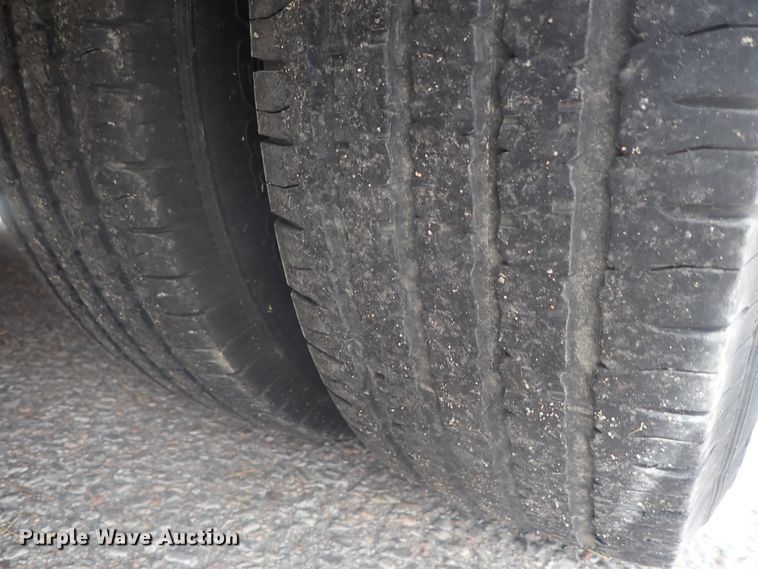 image for item DI7267 2003 Ford E350 Super Duty  shuttle bus