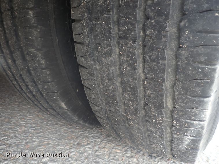 image for item DI7267 2003 Ford E350 Super Duty  shuttle bus