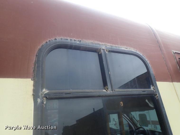 image for item DI7267 2003 Ford E350 Super Duty  shuttle bus
