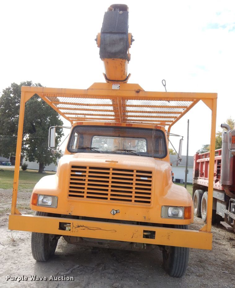 image for item DJ6890 2000 International 4700  bucket truck