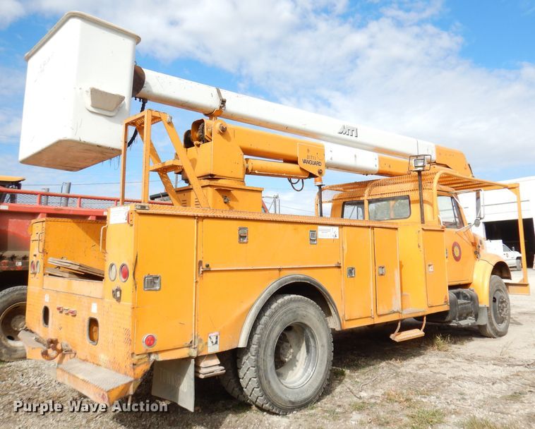image for item DJ6890 2000 International 4700  bucket truck